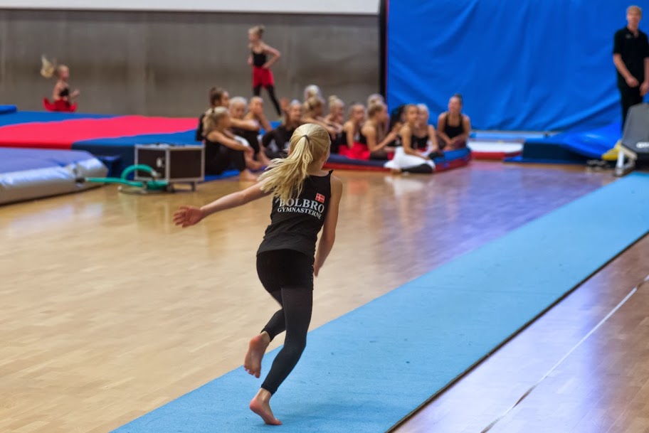 Gymnast løber på 15 m tilløbsmåtte