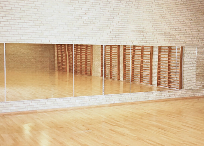 Væghængt spejlskab med sidespejle L300 cm og L400 cm