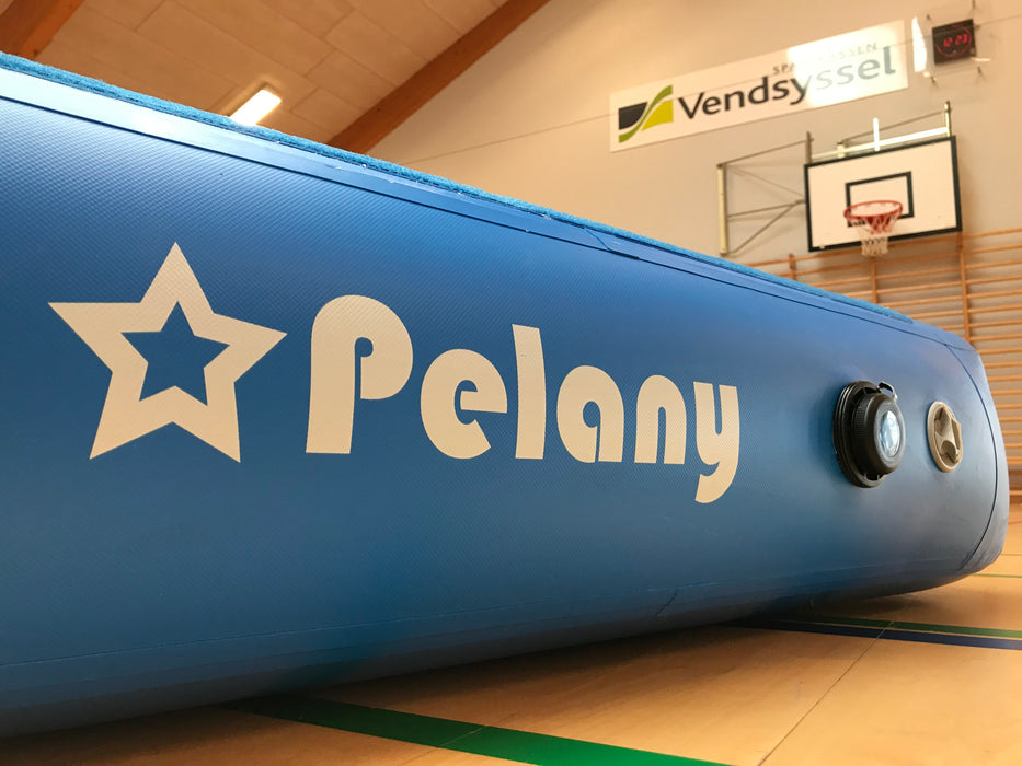 Sådan er bærehåndtag fastgjort på siderne af Pelany Airtrack Pro.