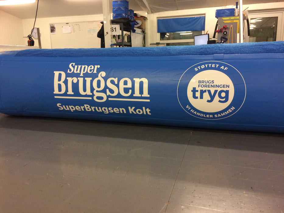 Logo som I selv kan montere på redskaber. Let og hurtigt at arbejde med og kan monteres uden lim.

Logoet overføres direkte fra folien til gymnastikredskaber. 

Der medfølger en vejledning sammen med logoerne.

Det er samme type folie som bliver brugt på lastbiler, dvs. ekstremt holdbart. 
