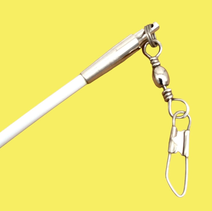 MALA vimpelstang til rytmisk gymnastik.
Klassisk hvid vimpelstang i glasfiber, med endeprop i gummi, samt øje og svirvel til vimpelmontering.
Rigtig god kvalitet. 
Designet til at give gymnasten optimal effekt af koreografier, sving og kast med vimplen. 
Fås i to længder, 45 cm til børn/junior og 57 cm til voksne gymnaster. 
