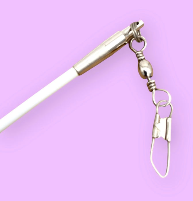MALA vimpelstang til rytmisk gymnastik.
Klassisk hvid vimpelstang i glasfiber, med endeprop i gummi, samt øje og svirvel til vimpelmontering.
Rigtig god kvalitet. 
Designet til at give gymnasten optimal effekt af koreografier, sving og kast med vimplen. 
Fås i to længder, 45 cm til børn/junior og 57 cm til voksne gymnaster. 
