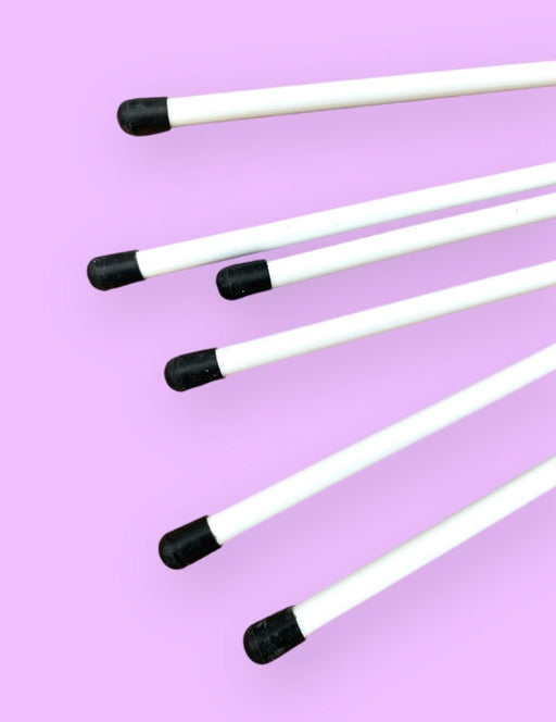 MALA vimpelstang til rytmisk gymnastik.
Klassisk hvid vimpelstang i glasfiber, med endeprop i gummi, samt øje og svirvel til vimpelmontering.
Rigtig god kvalitet. 
Designet til at give gymnasten optimal effekt af koreografier, sving og kast med vimplen. 
Fås i to længder, 45 cm til børn/junior og 57 cm til voksne gymnaster. 
